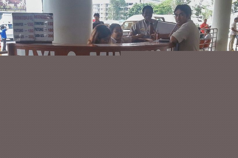 Stanite sa minibusima na aerodromu u Puketu