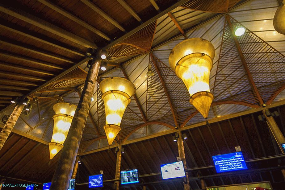 Zanimljiva lampa ispod stropa