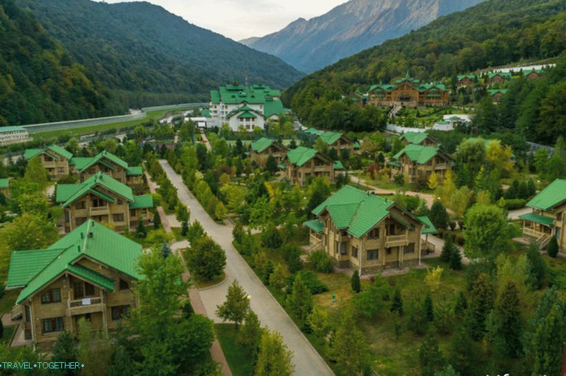 Iz krova se otvara lep pogled na hotel i planine