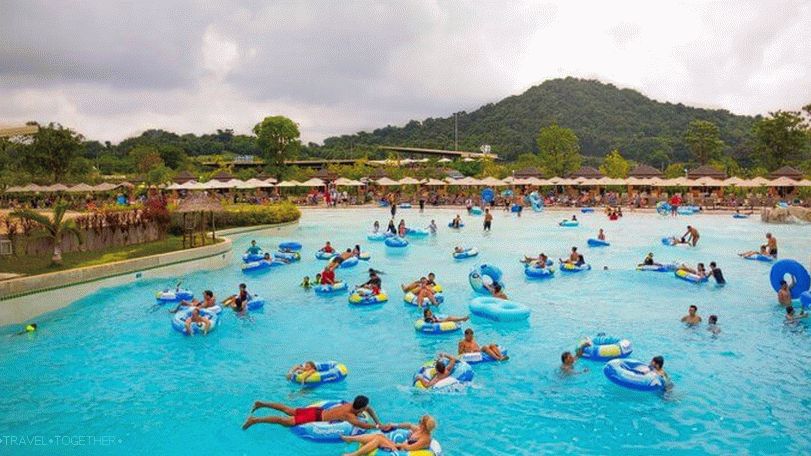 Veliki dvokatni bazen u vodenom parku Ramayana Pattaya