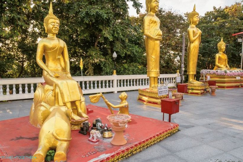 Statue Bude u hramu Wat Phra Yai