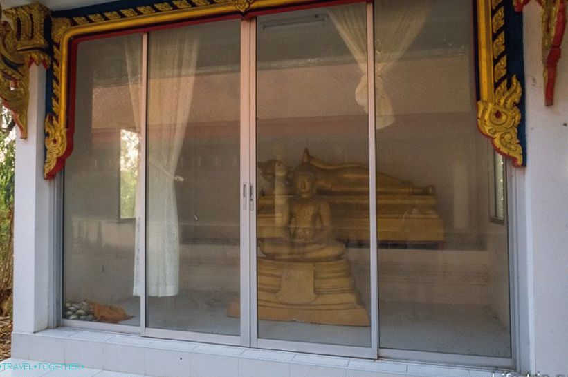 Statue Bude u zatvorenim paviljonima
