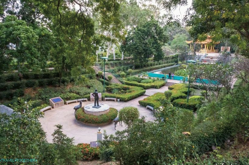 Mali park sa spomenikom