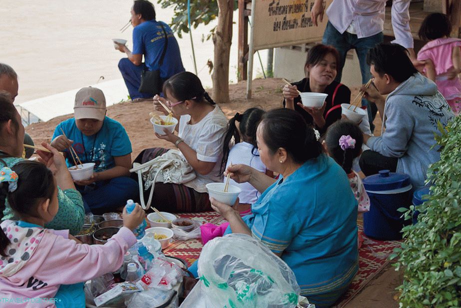 Cijela obitelj na ručku na obalama rijeke Mekong