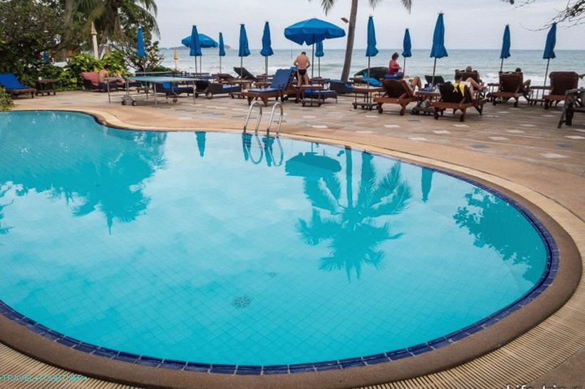 Bazen u blizini restorana i na samoj plaži