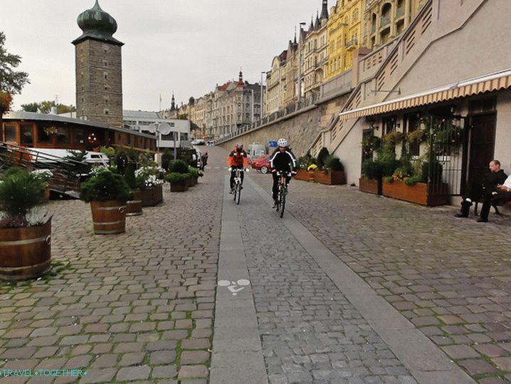 Biciklističke staze idu duž nasipa rijeke Vltave u Pragu