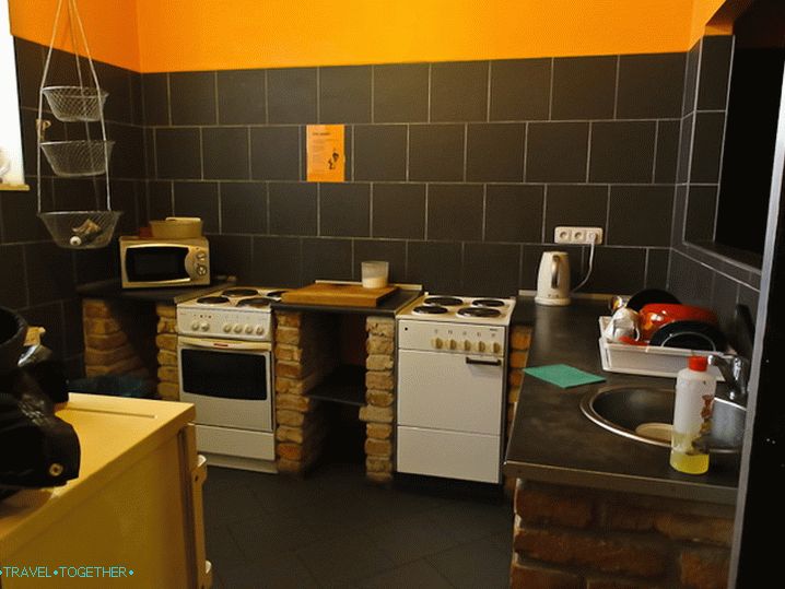 Jedna od kuhinja u našem hostelu u Pragu