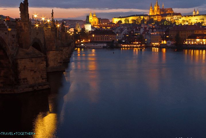 Centar Praga, čarobni Praški dvorac u večernjim satima