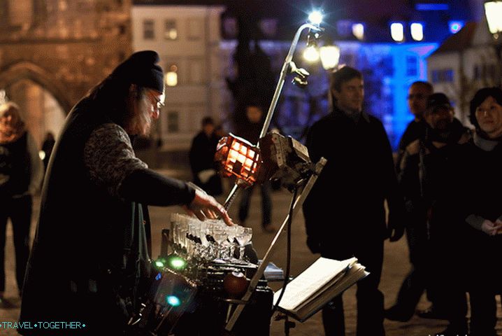 Nevjerojatan ujak koji je igrao na čašama s vodom. Stari Prag, Karlov most.