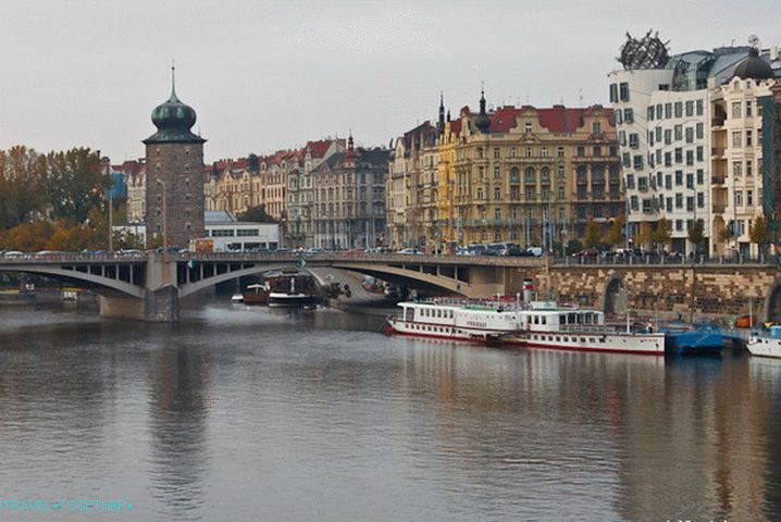 Nasipi Praga s drangulijama na krovu