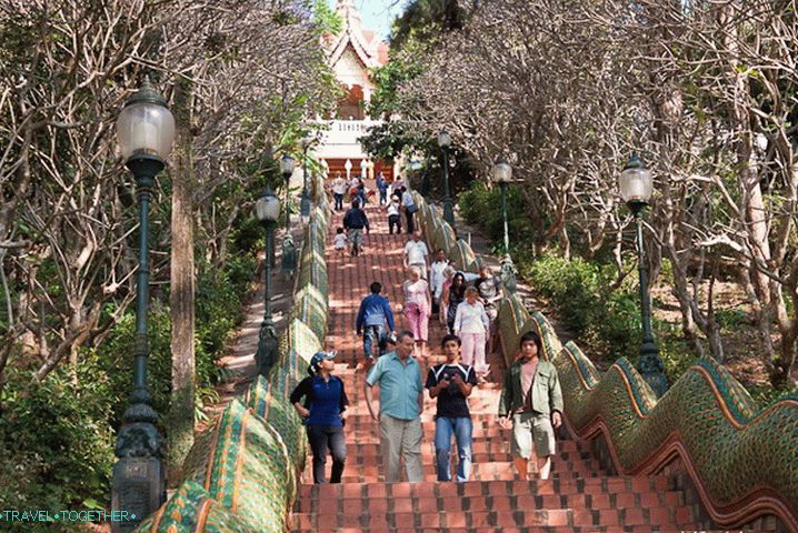Stepenice do hrama Wat Doi Suthepa