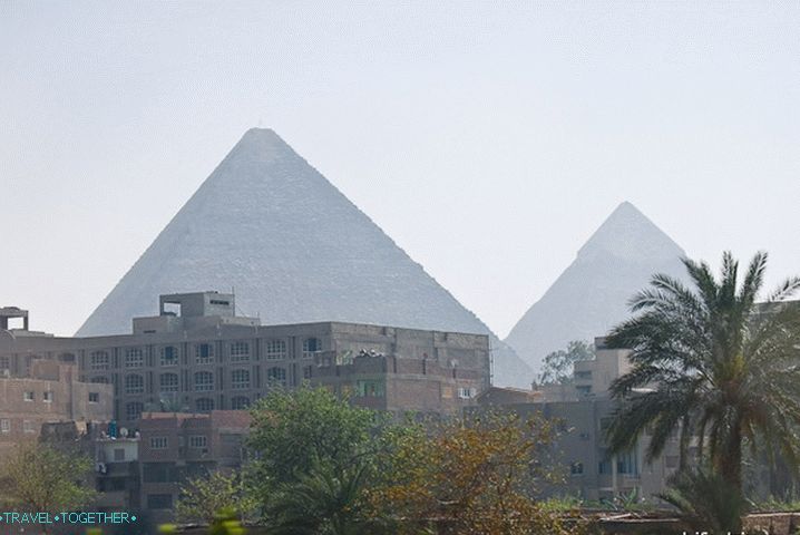 Pogled iz Kaira na drevne piramide.