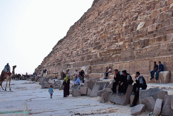 U podnožju piramide Khafre.