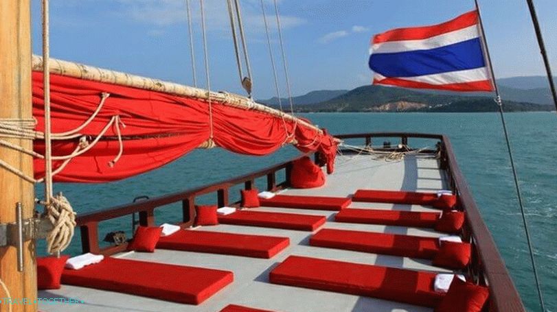 Krstarenje uz obalu ostrva Koh Phangan na jedrilici