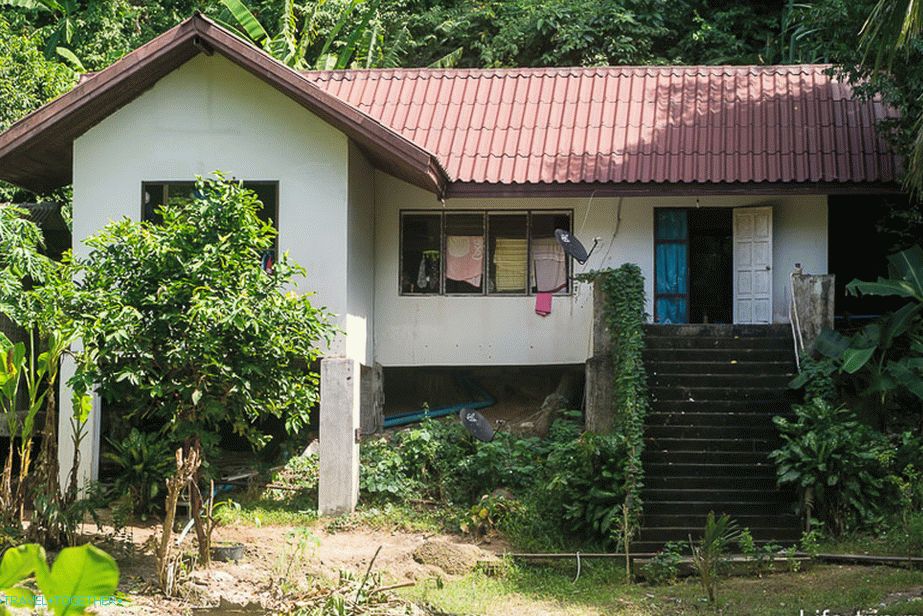 Lokalno osoblje živi u jednostavnim kućama