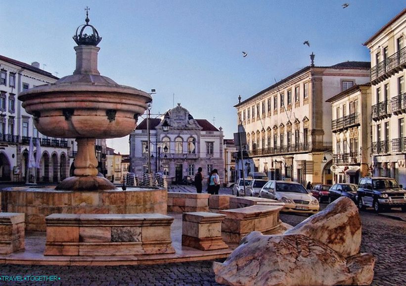 Evora. Trg Giraldo