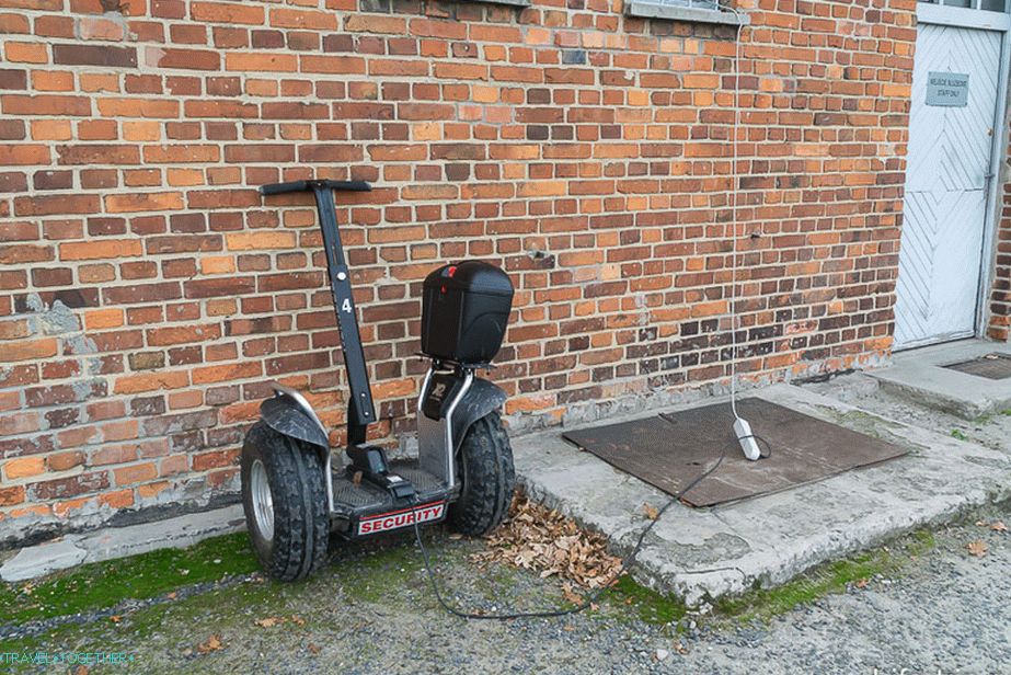Stražari se kreću po kampu na segwayu