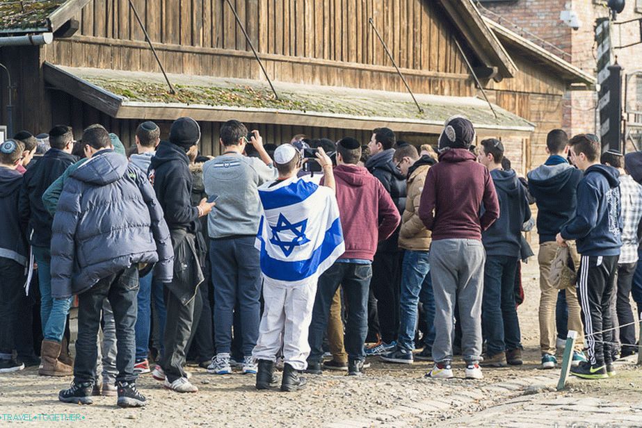 Učenici iz Izraela na ekskurziji u Aušvicu. Nismo videli naše.