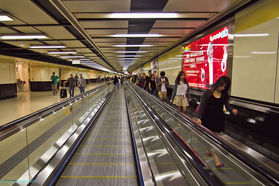 U mnogim dugim prelazima, metro travolatory