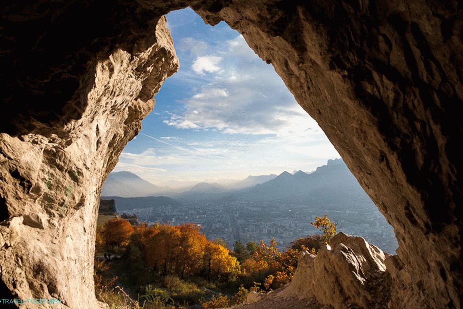 Jedan od prozora pećine u blizini Grenobla