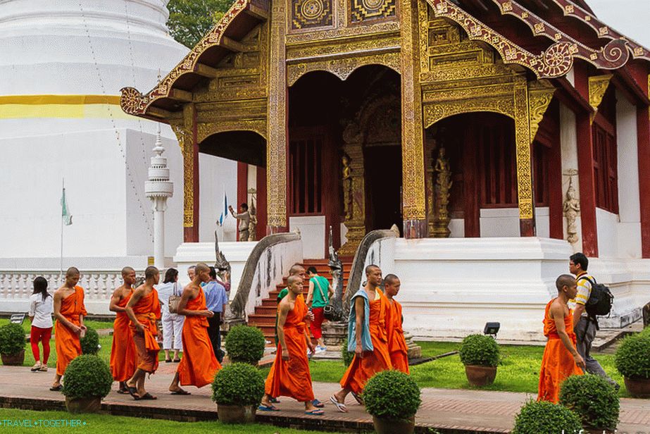 Na teritoriji Wat Phra Singha mnogi monasi