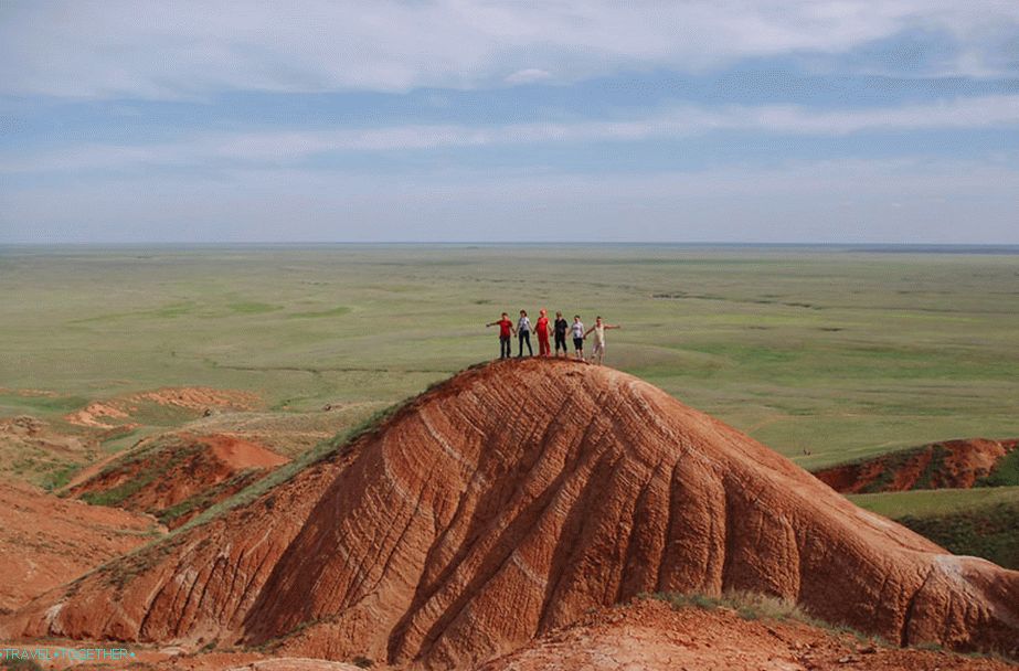 Na crvenim stijenama u rezervatu Bogdinsko-Baskunchaksky, Astrakhan Region