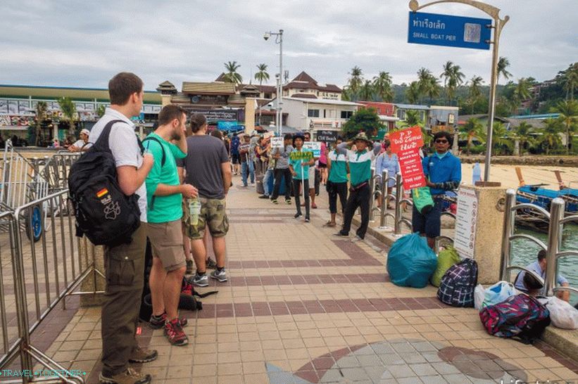Pier Tonsai na Phi Phi, sa znakovima su hotelski radnici