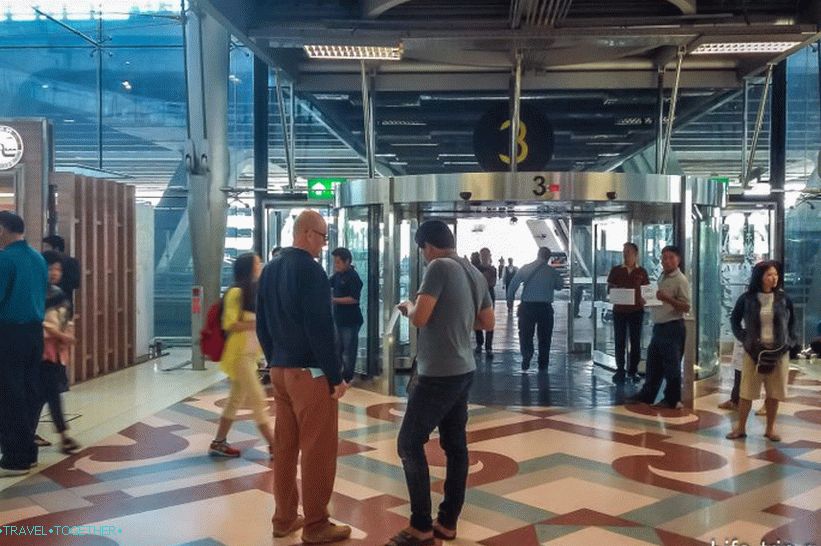 Izlaz broj 3 na drugom spratu Suvarnabhumija