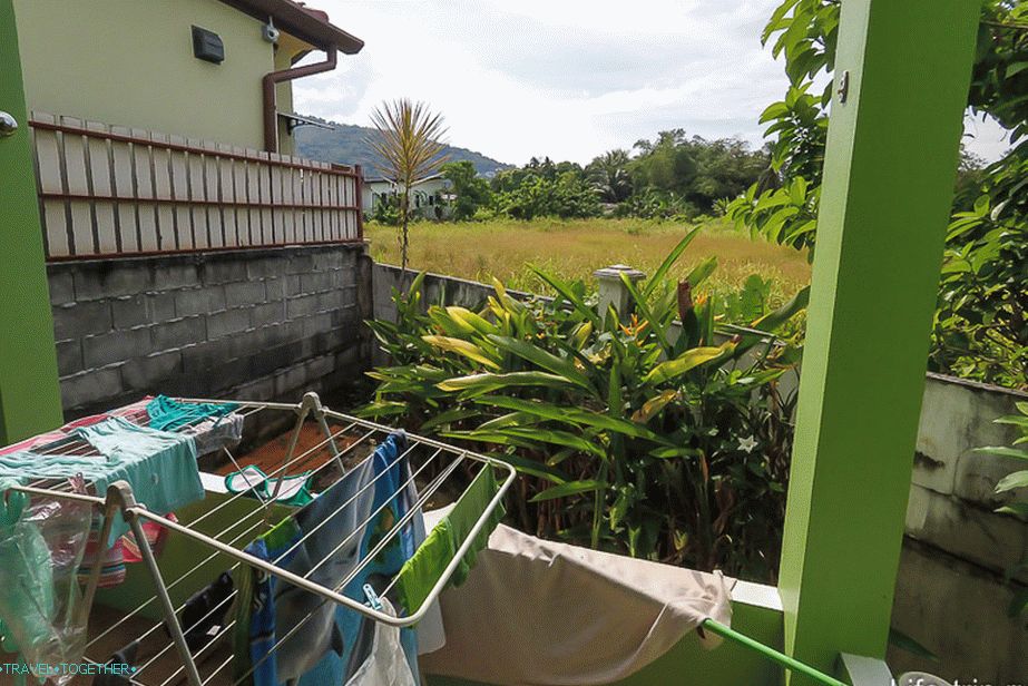 Iz izlaza spavaće sobe na balkon s pogledom na zelenu livadu