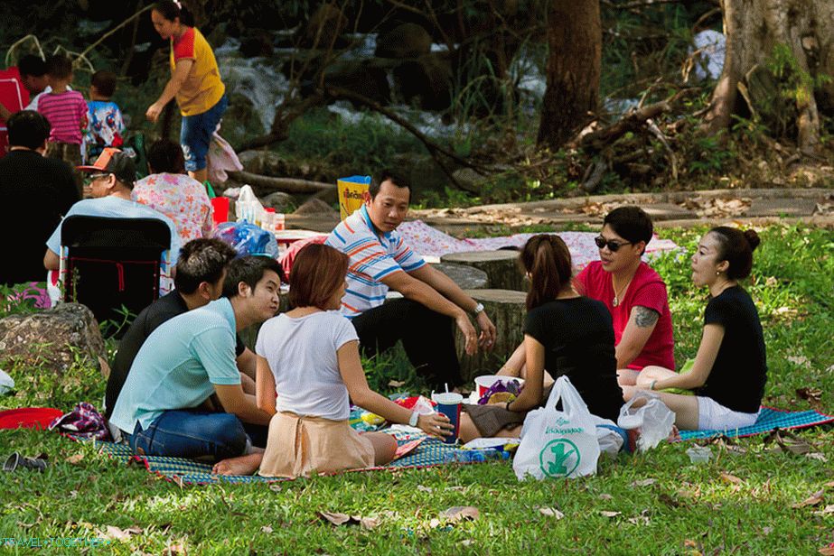 Tajlandske porodice sjede u krugovima