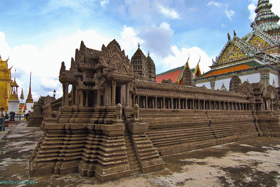 Unutar kompleksa nalazi se Angkor Wat u minijaturi