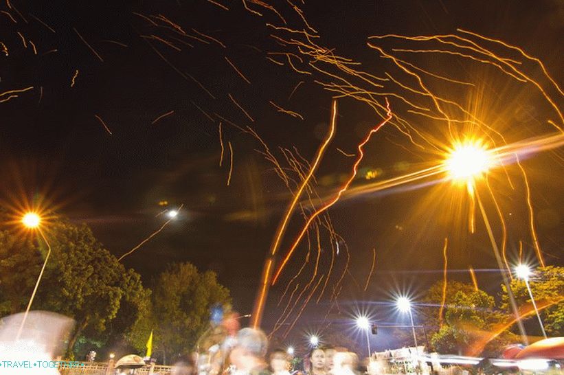 Festival Loy Kratong i Yipeng (18)