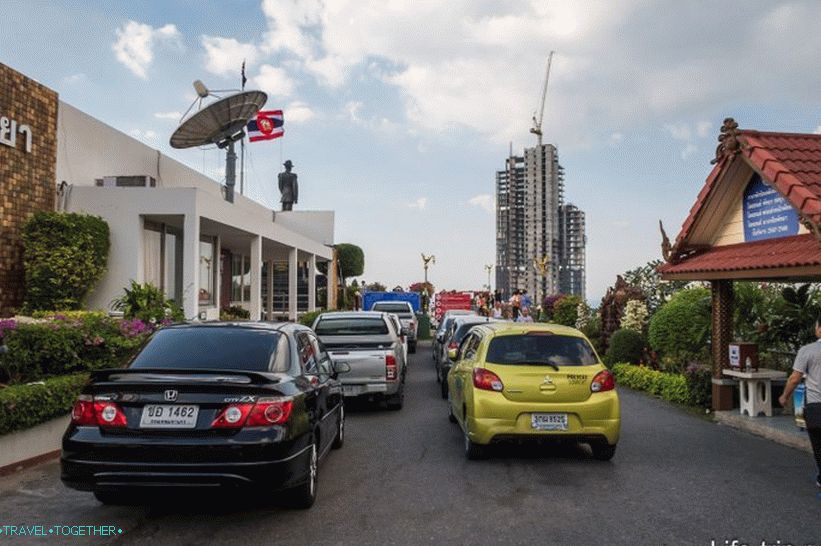 Parking na radio stanici i ulaz u sobu za posmatranje