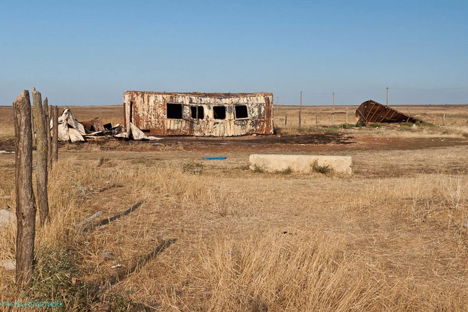 Napuštena zapaljena prikolica