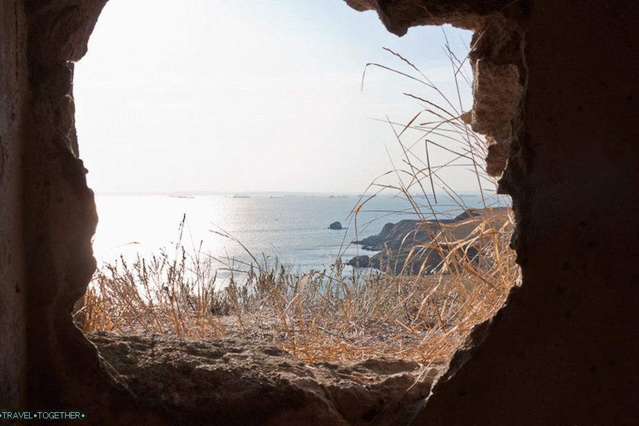 Iz slomljenog zida možete vidjeti more