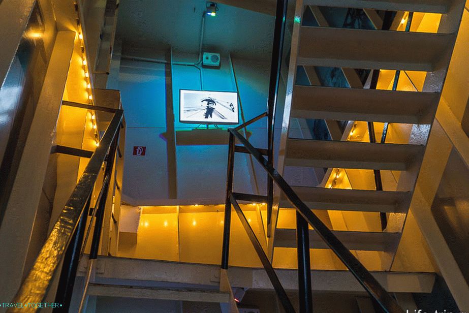 Iz lifta se morate popeti uz stepenice