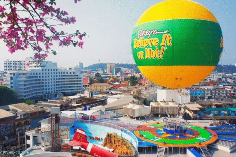 Muzej Ripli u Pataji - balon iznad aviona