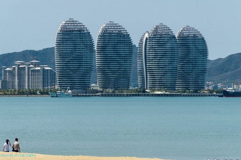 Najhladniji hotel na ostrvu, trepćući različitim svetlima noću