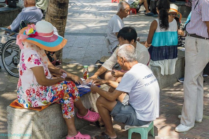 Na dominaciji penzionera na obali - igraju karte