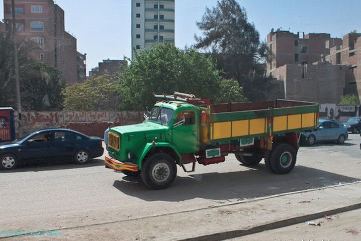 Automobil sa bojom od vesla. Egipat. Kairo.