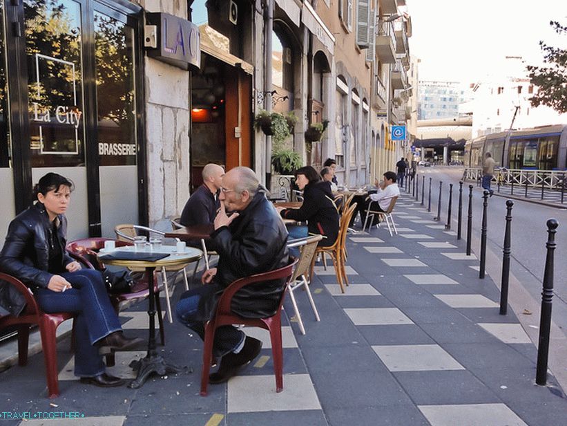 Francuzi - zaljubljenici sjesti u kafić