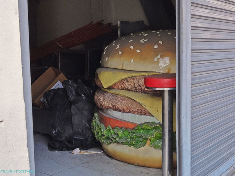 Neko skriva veliki hamburger u garaži