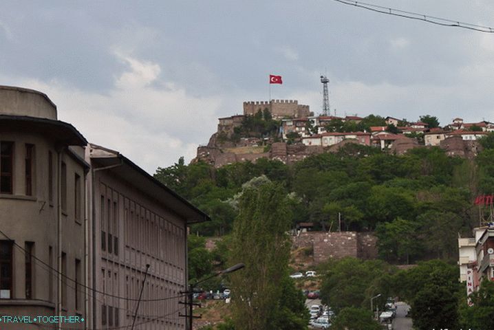 Zastava je na vrhu starog grada Ankare.