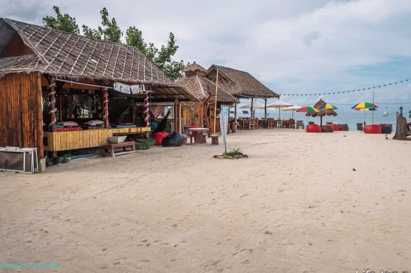 Hotelski restoran blizu ruba vode