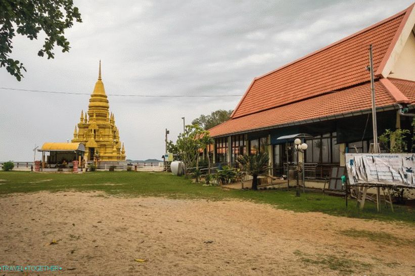 Lam So Pagoda i desno su monaške kuće.