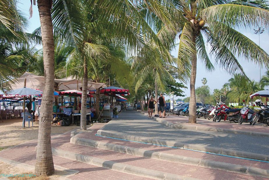Pristup plaži sa parkirališta i palminom trakom