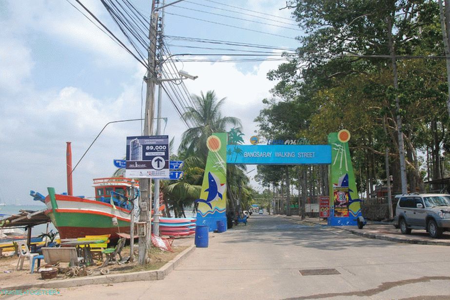 Pješačka ulica do Bang Saraya na početku plaže