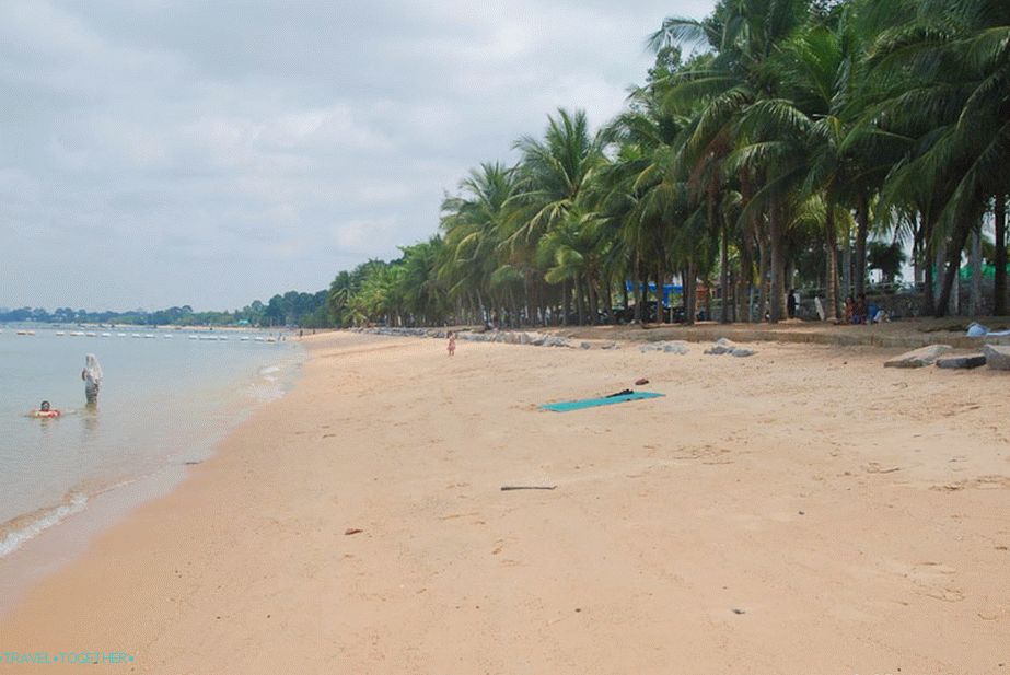 Plaža je direktno u selu Bang Saraj