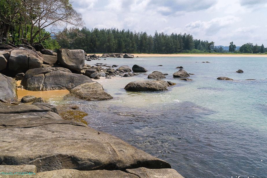 U daljini možete videti divlju plažu na teritoriji vojne baze