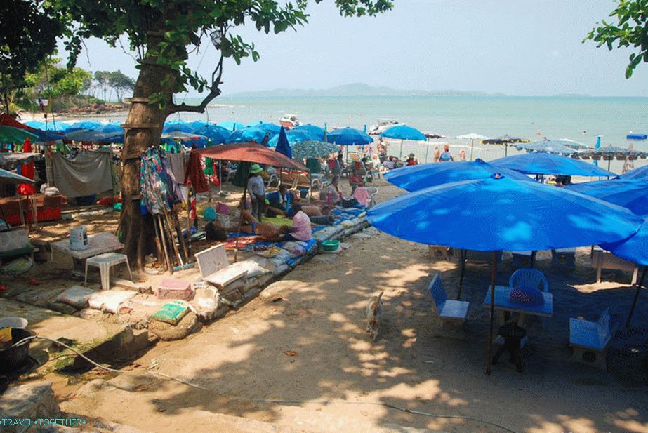 Na kraju stepenica do plaže, s lijeve strane - masažne prostirke